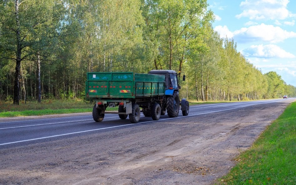 Przewóz pracowników na przyczepie rolniczej jest dozwolony tylko pod pewnymi warunkami