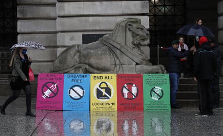 Protesty przeciwko ograniczeniom odbywają się w całej Europie. Na zdjęciu Nottingham w Wielkiej Bryt