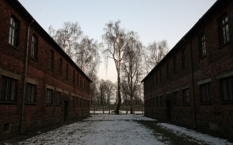 "Polska dla Polaków" na drzwiach włoskiego przewodnika po Auschwitz