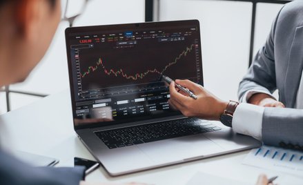 Analizowanie rynku i spółek staje się coraz bardziej opłacalne w ramach działalności maklerskiej. TF