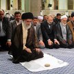 Ali Chamenei, najwyższy przywódca Islamskiej Republiki Iranu, modli się w teherańskim meczecie. Za n