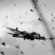 Amerykański samolot B-17 podczas ostrzału.
