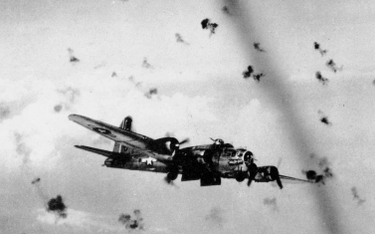 Amerykański samolot B-17 podczas ostrzału.