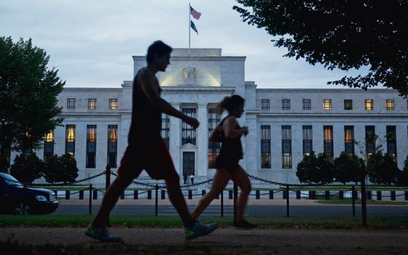 W ślad za cięciem stóp procentowych przez amerykańską Rezerwę Federalną pójdą inne banki centralne.