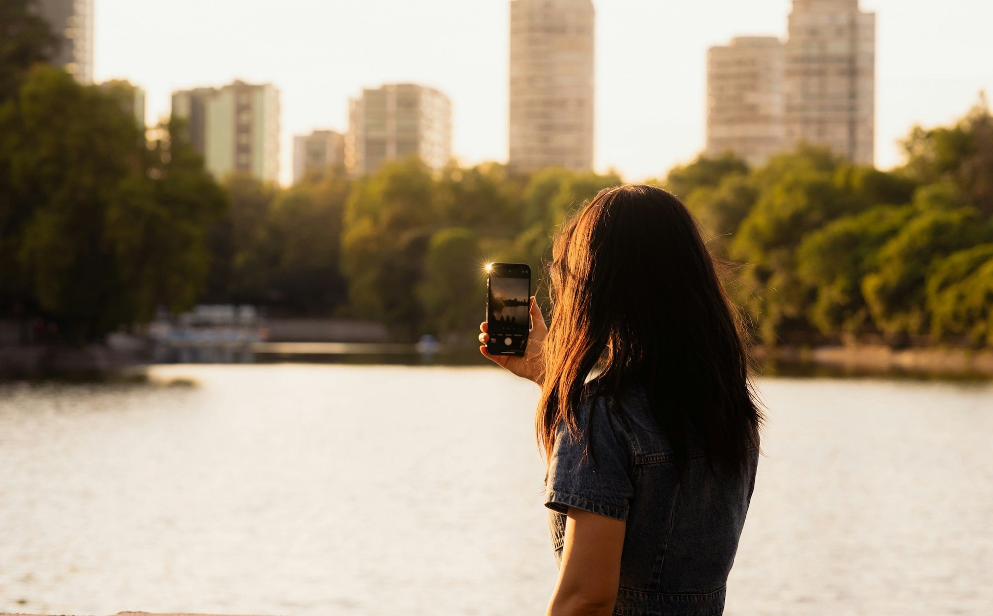 Młode pokolenie pokochało „nową nostalgię”. To zjawisko jest hitem świata mody