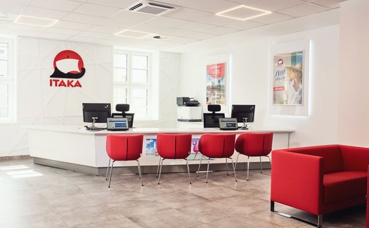 Na parterze urządzono obszerny salon firmowy z wycieczkami touroperatora