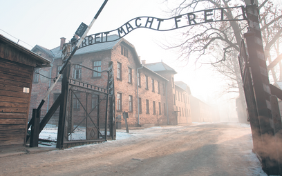 Brama śmierci z napisem po niemiecku: „Arbeit macht frei” (pol.: praca czyni wolnym) w obozie koncen