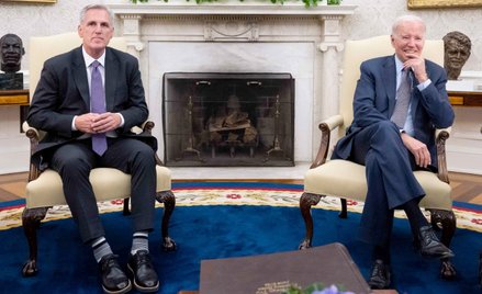Spiker Izby Reprezentantów Kevin McCarthy (z lewej) i prezydent Joe Biden i spotykają się teraz codz