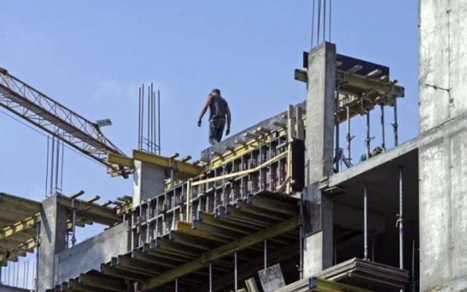Budowa budynku z istotnymi odstępstwami od projektu bez decyzji o zmianie pozwolenia jest samowolą b
