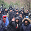 Grupa migrantów po białoruskiej stronie granicy z Polską, fotografia z 8 listopada