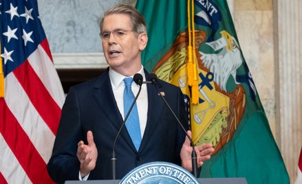 Sekretarz skarbu USA Scott Bessent grozi chińskim firmom AI sankcjami