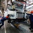 Pracownicy montują ciężarówkę Gazon Next w Gorkowskiej Fabryce Samochodów (GAZ) w Niżnym Nowogrodzie