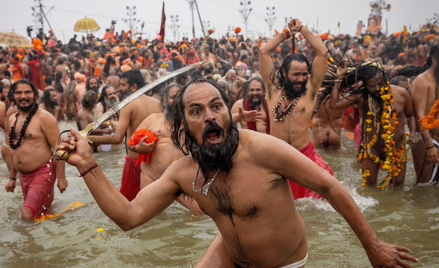 Sadhu, czyli hinduski wędrowny asceta festiwalu Wielkiego Dzbana dokonuje rytualnego zanurzenia w wo