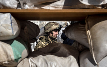 Ukraiński żołnierz na posterunku w Żytomierzu