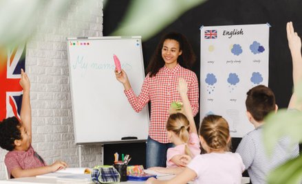 Obcokrajowiec będzie uczył języka obcego w szkole