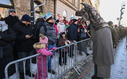 W barwnym korowodzie nie zabrakło postaci z polskiej tradycji ludowej, takich jak Gwiazdor i Turoń.