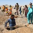 Afgańczycy kopią groby dla ofiar trzęsień ziemi
