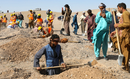 Afgańczycy kopią groby dla ofiar trzęsień ziemi