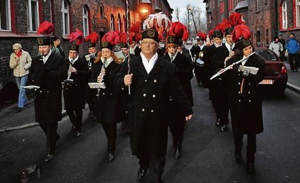 Poranne budzenie przez górnicze orkiestry dęte w Barbórkę to wciąż duma wielu gmin