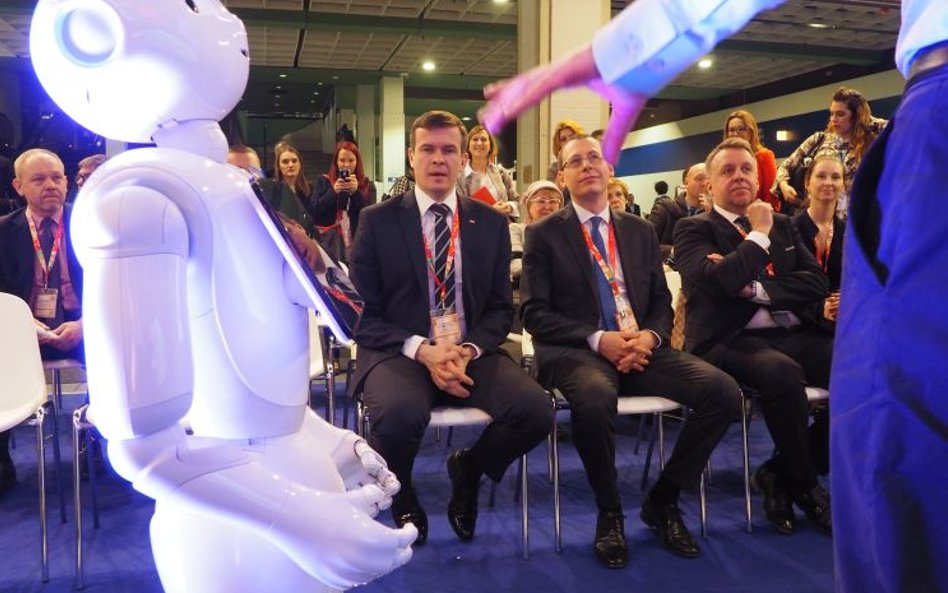 Wrocławski Hydropolis zaprosił na pokaz doświadczeń. Pokazowi przyglądał się robot Peper.