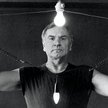 „Jestem elektryczny”, portret Józefa Robakowskiego z telewizyjnego performansu artysty w 1995 r.