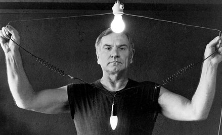 „Jestem elektryczny”, portret Józefa Robakowskiego z telewizyjnego performansu artysty w 1995 r.