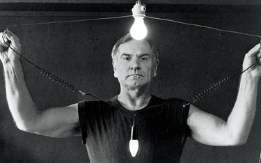 „Jestem elektryczny”, portret Józefa Robakowskiego z telewizyjnego performansu artysty w 1995 r.