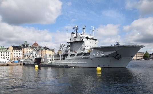 Okręt podwodny Gotland i ratowniczy Belos cumujący w Sztokholmie.