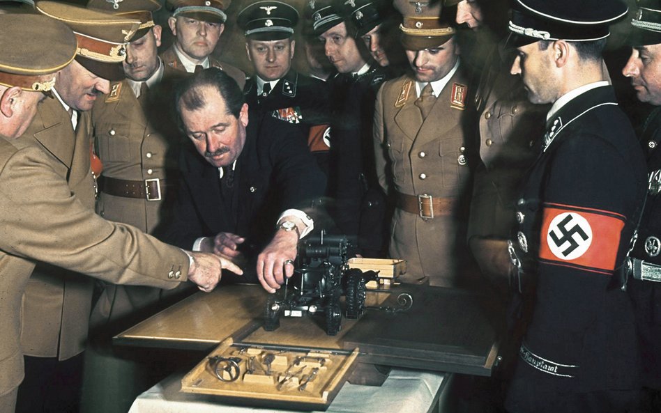 Konstruktor Ferdinand Porsche (1875–1951) przedstawia Adolfowi Hitlerowi (drugi z lewej) model samoc