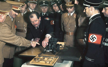Konstruktor Ferdinand Porsche (1875–1951) przedstawia Adolfowi Hitlerowi (drugi z lewej) model samoc