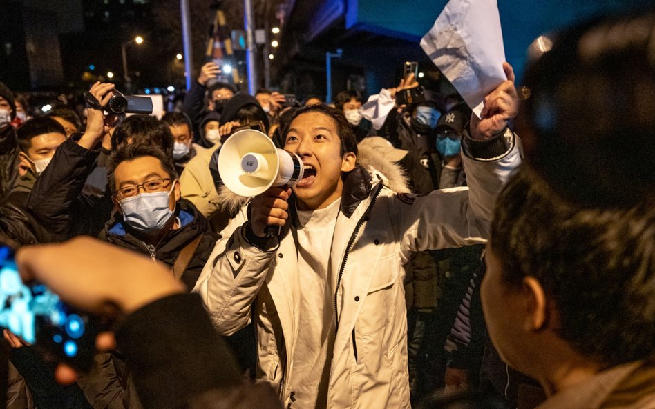 Protesty przeciw polityce zero covid rozlewają się na kolejne chińskie centra produkcyjne.