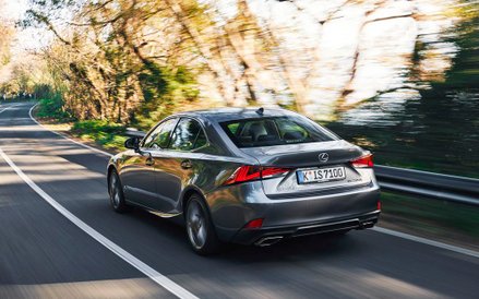 Silniki pozostały bez zmian: turbodoładowany, benzynowy IS 200t osiąga 245 KM, natomiast IS 300h ma 