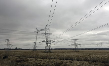 Wieże przesyłowe i linie energetyczne w pobliżu uszkodzonej przez rakietę podstacji wysokiego napięc