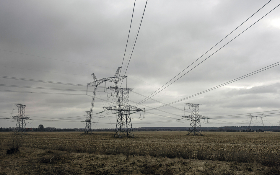 Wieże przesyłowe i linie energetyczne w pobliżu uszkodzonej przez rakietę podstacji wysokiego napięc