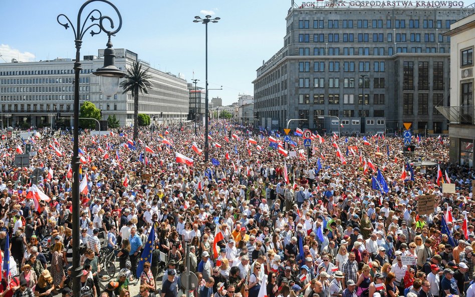 Wielki marsz opozycji w Warszawie przyciągnął ogromne tłumy