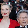Emmanuelle płaci wysoką cenę za przeszłość swojego męża, również zawodowo. Od lat nie gra we francus