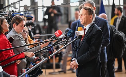 Radosław Sikorski podczas wypowiedzi dla mediów w Brukseli