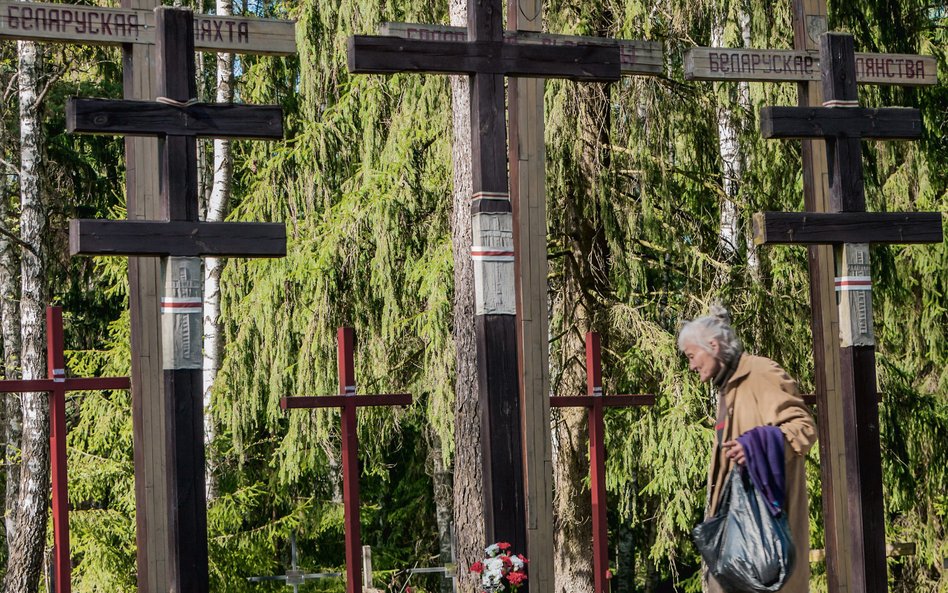 Zianon Pazniak, odkrywca masowych pochówków pod Mińskiem na uroczysku Kuropaty, twierdzi, że liczba 