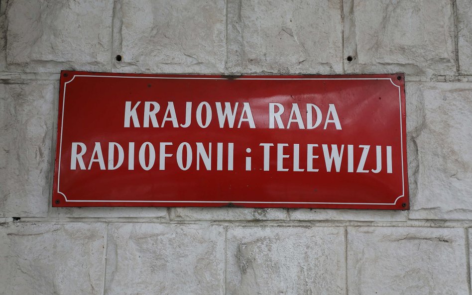 Tabliczka informacyjna na budynku siedziby Krajowej Rady Radiofonii i Telewizji w Warszawie