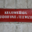 Tabliczka informacyjna na budynku siedziby Krajowej Rady Radiofonii i Telewizji w Warszawie