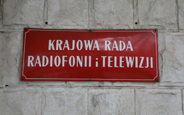 Tabliczka informacyjna na budynku siedziby Krajowej Rady Radiofonii i Telewizji w Warszawie