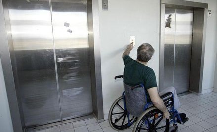 Gminy muszą dostosować do nowych przepisów nowe lokale dla osób starszych i niepełnosprawnych