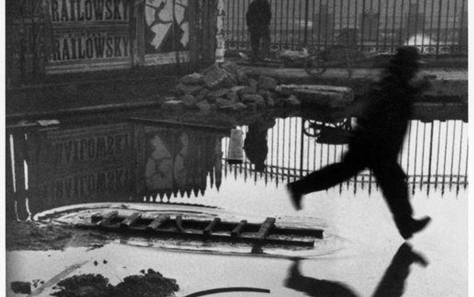 Derriere la gare saint lazare. Fot. Henri Cartier-Bresson