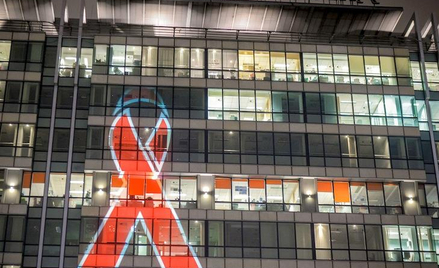Czerwona Kokardka ozdobiła też budynek, w którym mieści się redakcja „Rzeczpospolitej”