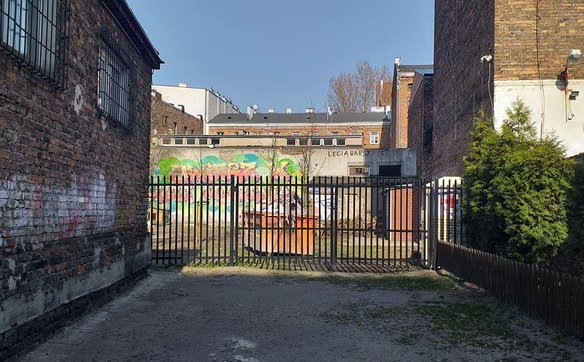 Mur z autografem znajduje się na prywatnej działce