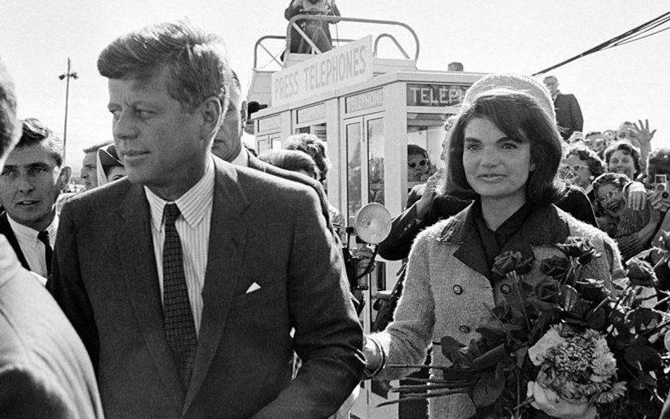 Dallas, 22 listopada 1963. Prezydent John F. Kennedy z żoną Jacqueline. Tuż przed zamachem