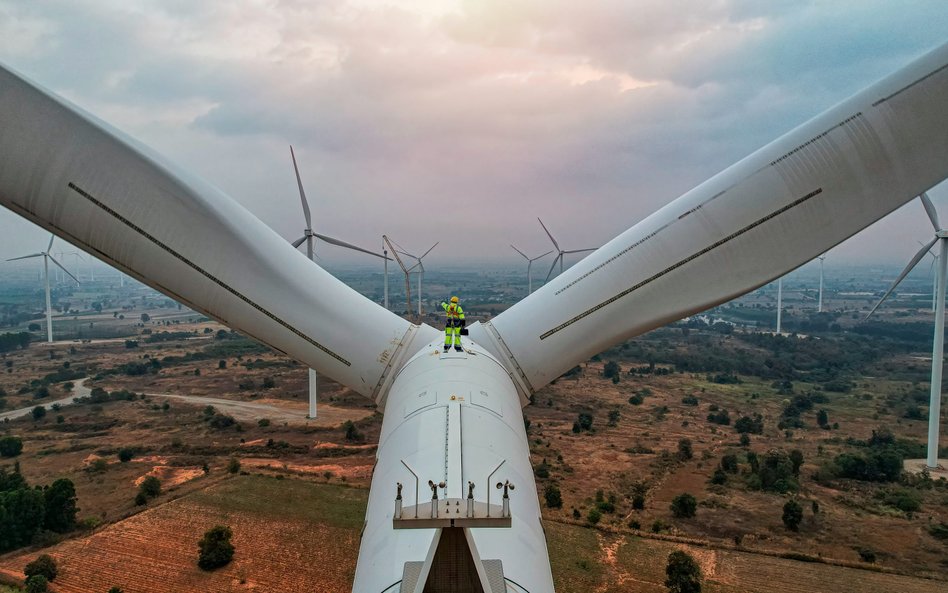 Ostrze turbiny wiatrowej to element, który cieżko poddać recyklingowi. Ale innowatorzy i na ten prob