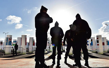 Policjanci francuscy przed wejściem do miejsca obrad szczytu klimatycznego w Paryżu