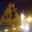 Toruń: Ksiądz goni dzieci na znaku. "Uwaga!"