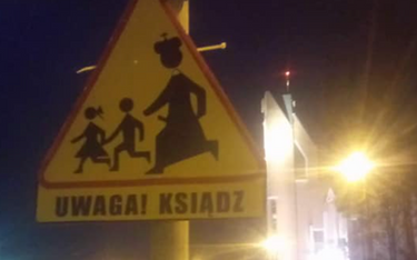 Toruń: Ksiądz goni dzieci na znaku. "Uwaga!"